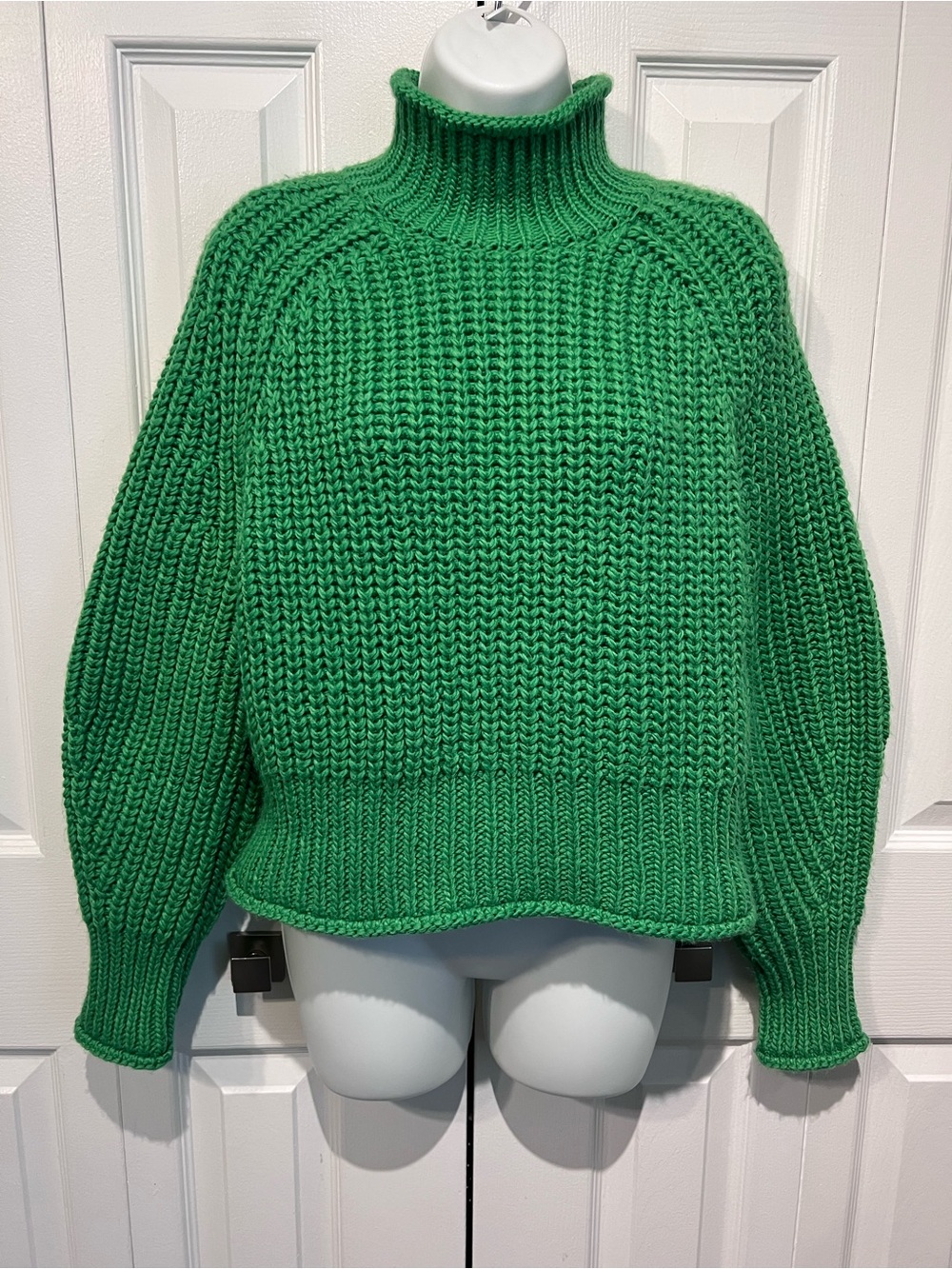 H&M Green Cropped Turtleneck Boxy Fit Large Raglan Sleeves Sweater Size M